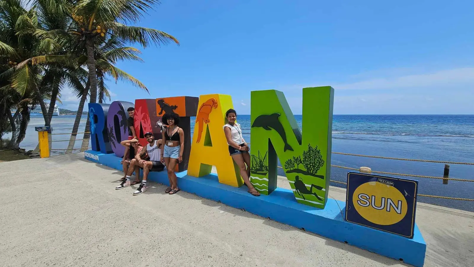 Monkeys and Sloths Island Tour Roatan – Wildlife & City Highlights Adventure - Image 11